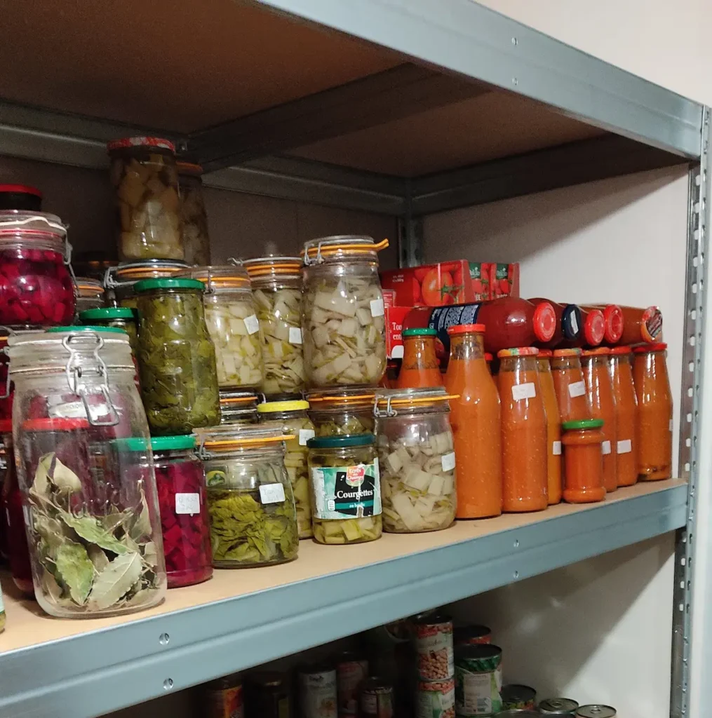 Conserves maison issues des récoltes du potager, stockées en réserve pour une conservation longue durée.