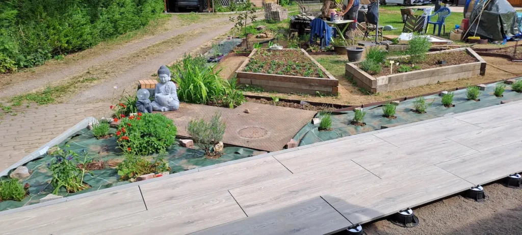 Construction de bacs pour un jardin d'aromatiques à proximité de la maison, entre les travaux de terrasse et les premières plantations de thym et de romarin.