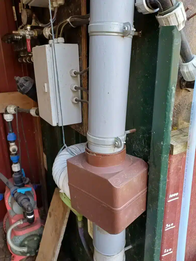 Installation technique d'un potager pratique : système de vannes et domotique pour un arrosage automatique sans effort.