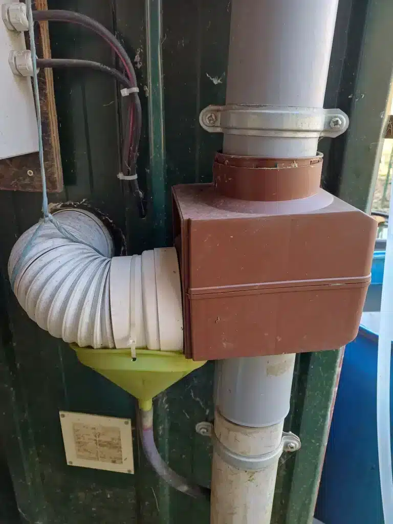 Pré-filtre installé sur la sortie des gouttières avant les citernes d'alimentation du goutte à goutte du potager. 